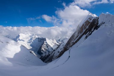 Khan Tengri tepesinin manzarası, Tian Shan, Kazakistan 
