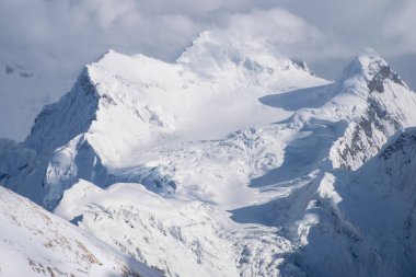 Khan Tengri tepesinin manzarası, Tian Shan, Kazakistan 