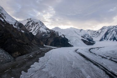 Khan Tengri tepesinin manzarası, Tian Shan, Kazakistan 