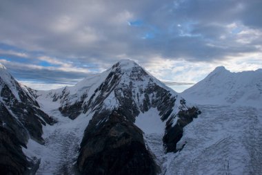 Khan Tengri tepesinin manzarası, Tian Shan, Kazakistan 