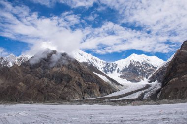 Khan Tengri tepesinin manzarası, Tian Shan, Kazakistan 