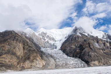 Khan Tengri tepesinin manzarası, Tian Shan, Kazakistan 