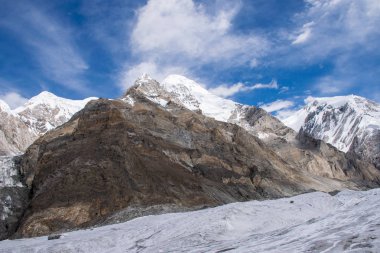 Khan Tengri tepesinin manzarası, Tian Shan, Kazakistan 