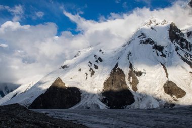Khan Tengri tepesinin manzarası, Tian Shan, Kazakistan 