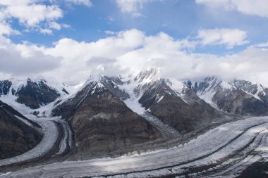 Khan Tengri tepesinin manzarası, Tian Shan, Kazakistan 