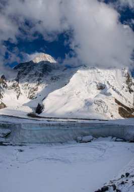 Khan Tengri tepesinin manzarası, Tian Shan, Kazakistan 