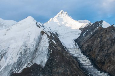 Khan Tengri tepesinin manzarası, Tian Shan, Kazakistan 