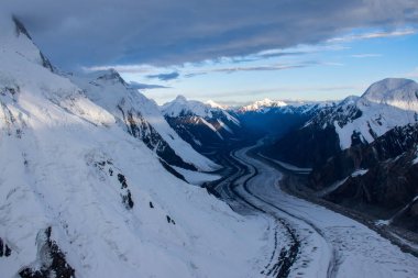 Khan Tengri tepesinin manzarası, Tian Shan, Kazakistan 