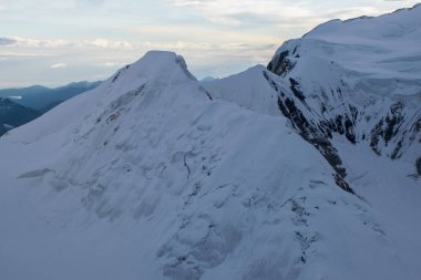 Khan Tengri tepesinin manzarası, Tian Shan, Kazakistan 