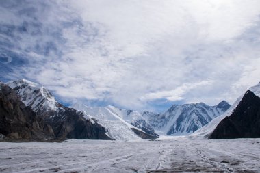 Khan Tengri tepesinin manzarası, Tian Shan, Kazakistan 