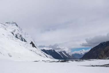 Khan Tengri tepesinin manzarası, Tian Shan, Kazakistan 