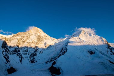 Khan Tengri tepesinin manzarası, Tian Shan, Kazakistan 