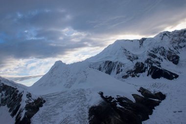Khan Tengri tepesinin manzarası, Tian Shan, Kazakistan 