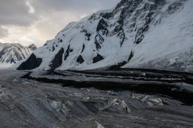 Khan Tengri tepesinin manzarası, Tian Shan, Kazakistan 