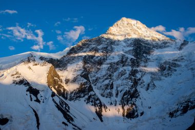 Khan Tengri tepesinin manzarası, Tian Shan, Kazakistan 
