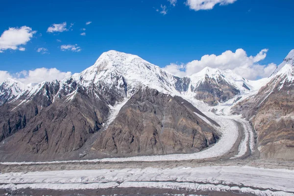 Khan Tengri tepesinin manzarası, Tian Shan, Kazakistan 