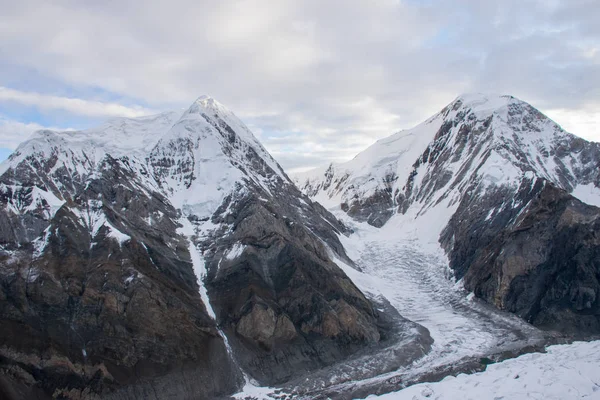 Luonnonkaunis Näkymä Khan Tengri Huippu Tian Shan Kazakstan — kuvapankkivalokuva