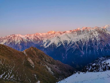 Güneş doğarken Alatau dağlarının manzarası, Tian Shan, Kazakistan