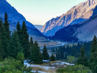Gündüz Alatau dağlarının manzarası, Tian Shan, Kazakistan