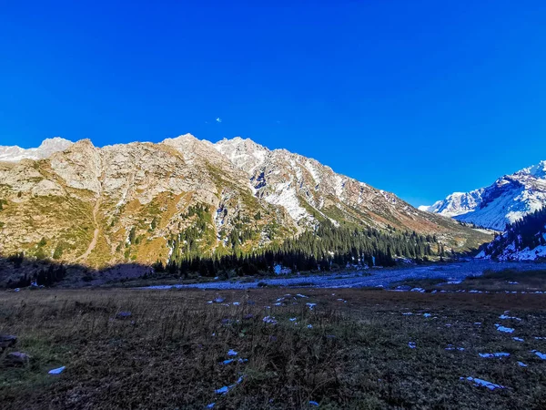 Luonnonkaunis Näkymä Alatau Vuorille Päivällä Tian Shan Kazakstan — kuvapankkivalokuva