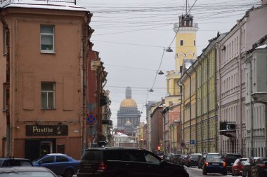 Gündüz vakti St. Petersburg şehrinin yanından geçiyor, Rusya