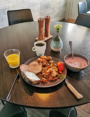 Kafenin içinde, gündüz Kiruna 'nın yanından geçiyor, İsveç