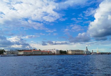 Gündüz vakti St. Petersburg şehrinin yanından geçiyor, Rusya