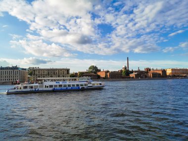 Gündüz vakti St. Petersburg şehrinin yanından geçiyor, Rusya