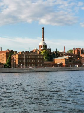 Gündüz vakti St. Petersburg şehrinin yanından geçiyor, Rusya