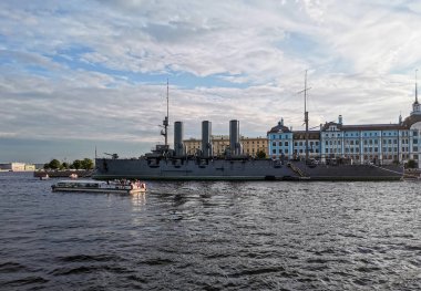 Gündüz vakti St. Petersburg şehrinin yanından geçiyor, Rusya