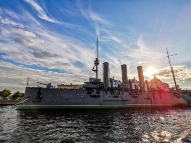 Gündüz vakti St. Petersburg şehrinin yanından geçiyor, Rusya