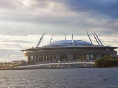 Gündüz vakti St. Petersburg şehrinin yanından geçiyor, Rusya