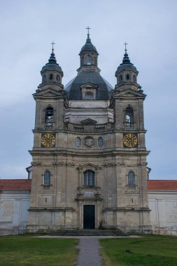 Pazaislis Manastırı Kilisesi 'nin manzarası bulutlu sonbahar günü, Kaunas, Litvanya
