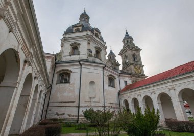 Pazaislis Manastırı Kilisesi 'nin manzarası bulutlu sonbahar günü, Kaunas, Litvanya