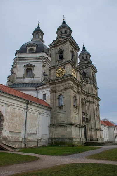 Widok Kościół Klasztorny Pazaislis Pochmurny Jesienny Dzień Kowno Litwa — Zdjęcie stockowe