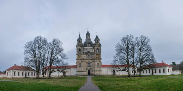 Widok Kościół Klasztorny Pazaislis Pochmurny Jesienny Dzień Kowno Litwa — Zdjęcie stockowe