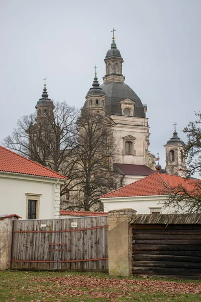 Widok Kościół Klasztorny Pazaislis Pochmurny Jesienny Dzień Kowno Litwa — Zdjęcie stockowe