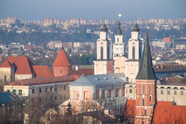 Kaunaların tarihi merkezinin havadan görünüşü. Baltık Eyaletleri 'nde sıcak kış