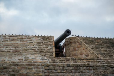 Gündüz vakti Vilnius Eski Kasabası 'ndaki eski kale. Litvanya, Baltık Devletlerinde sıcak kış.