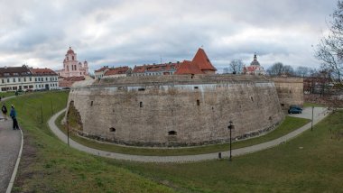 Noel zamanı Vilnius Eski Kasabası 'ndaki eski kale. Litvanya 'da Kış.
