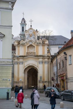 Vilnius, Litvanya - Ocak 2020: Gündüz vakti Eski Şehir sokakları. Baltık Eyaletleri 'nde sıcak kış.
