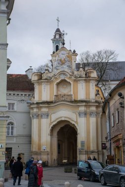 Vilnius, Litvanya - Ocak 2020: Gündüz vakti Eski Şehir sokakları. Baltık Eyaletleri 'nde sıcak kış.