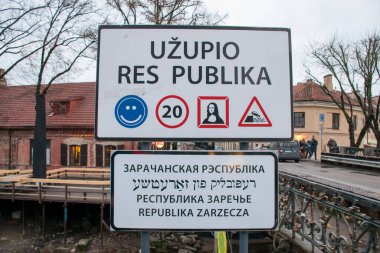 Şehre giden yolu işaret et. 