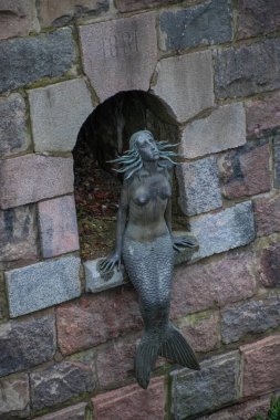 Şehirdeki bir deniz kızının heykeli 