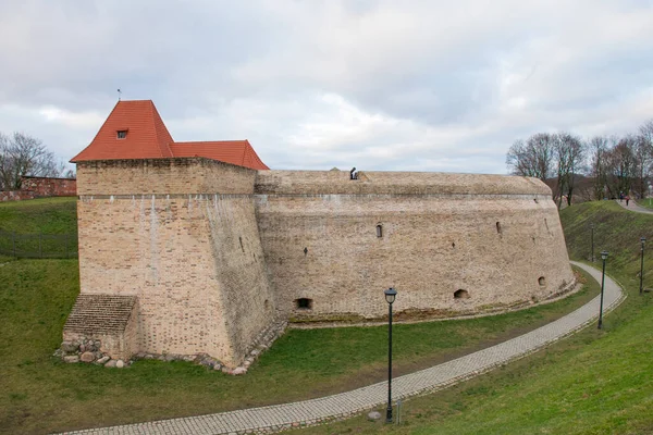 Gündüz vakti Vilnius Eski Kasabası 'ndaki eski kale. Litvanya, Baltık Devletlerinde sıcak kış.