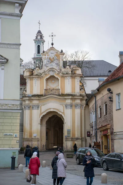 Vilnius, Litvanya - Ocak 2020: Gündüz vakti Eski Şehir sokakları. Baltık Eyaletleri 'nde sıcak kış.