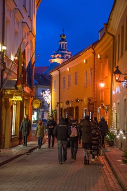 Gece vakti antik şehir sokaklarında yürümek, seyahat kavramı 