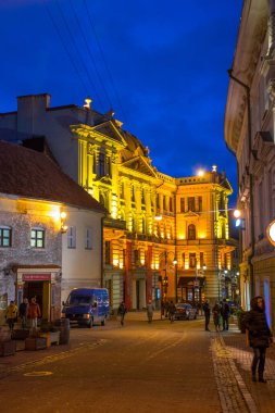 Gece vakti antik şehir sokaklarında yürümek, seyahat kavramı 