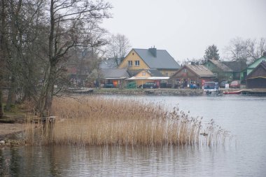 Gündüz, sonbahar mevsiminde nehir ve binaların manzarası