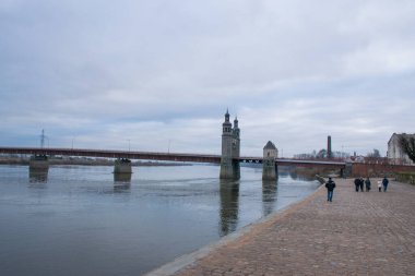 Tilsit kapısı, Kraliçe Louise 'in köprüsü Niemen nehri boyunca Rusya ve Litvanya' yı ayırıyor.